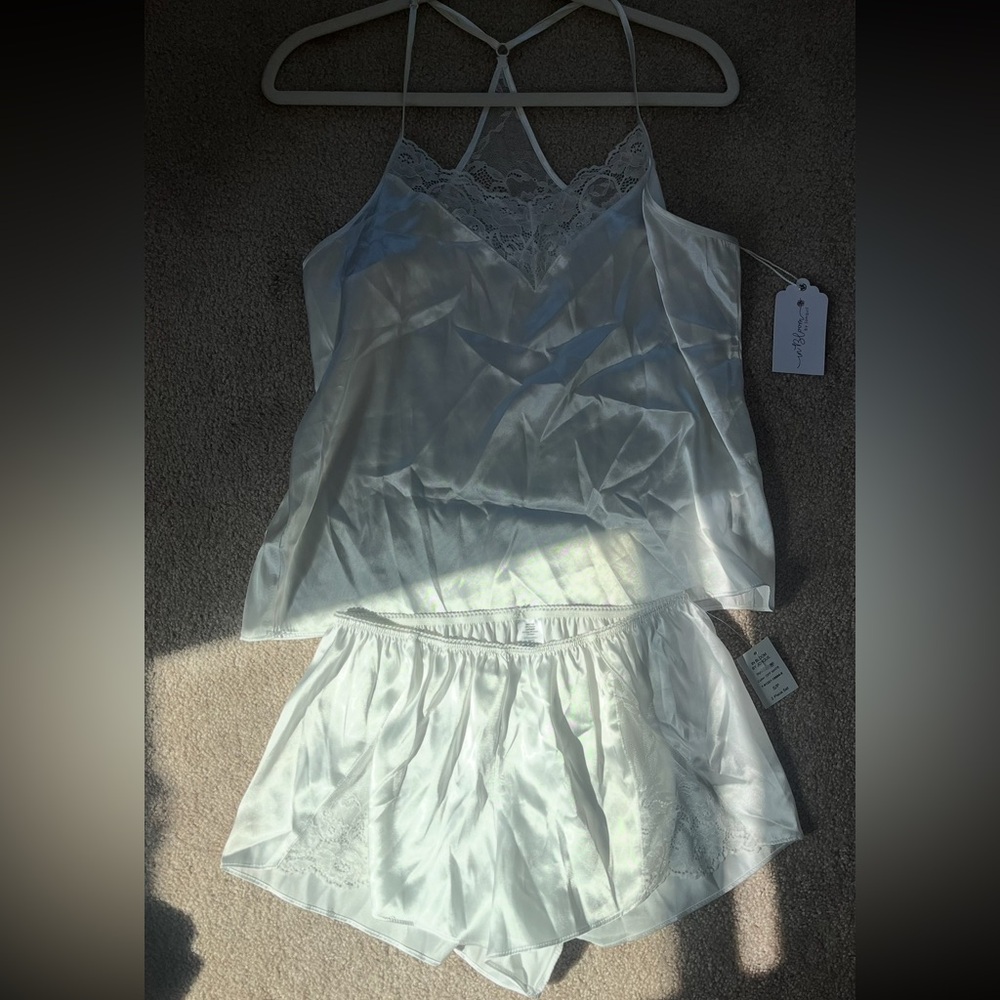 NWT White Sleep Lingerie Set, Satin Fabric, In Bloom by Jonquil, Size Small - Picture 4 of 9
